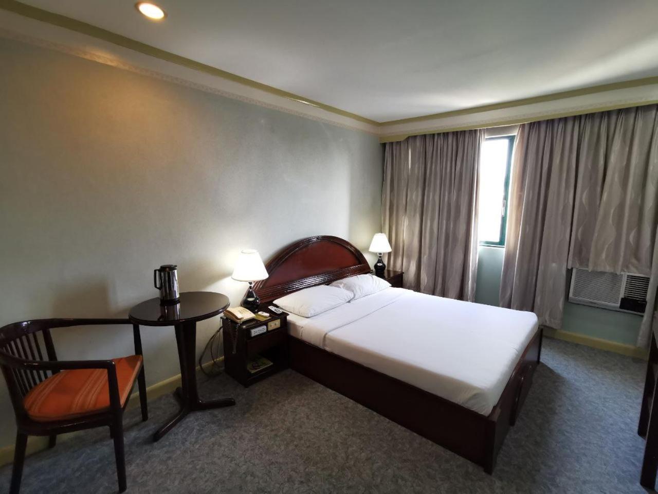 Holiday Plaza Hotel - Cebu Εξωτερικό φωτογραφία